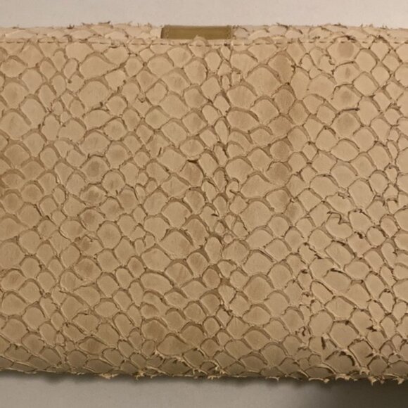 👜✨ Vintage Rolando Bellagio Beige Python-Embossed Leather Clutch w/ Gold Buckle - Picture 12 of 14
